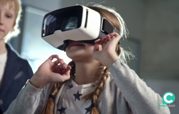 Una niña con gafas de realidad virtual
