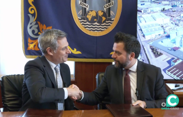 Momento del acuerdo entre Zona Franca y la empresa el pasado lunes