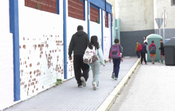 Escolares marchan hacia el colegio de La Inmaculada este martes