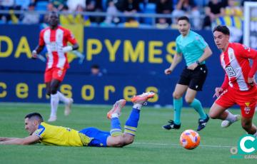 Zaldua en una acción con Arribas (Foto: LaLiga)
