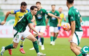 Chust en una acción del encuentro ante varios jugadores del Racing de Ferrol (Foto: LaLiga)
