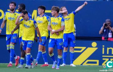 Alex Fernández celebra el que podría ser su último gol con el Cádiz CF (Foto: La Liga)