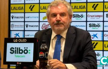 Manuel Vizcaíno durante la atención a medios