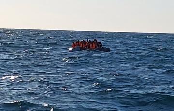 Embarcación neumática con una veintena de migrantes rescatada por Salvamento Marítimo en Cádiz.