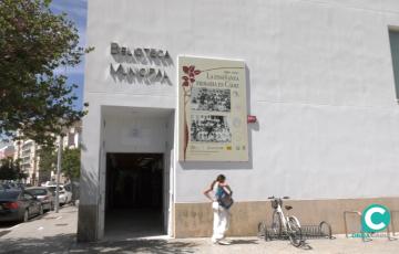 Una estudiante sale de la biblioteca municipal Adolfo Suárez de la ciudad de Cádiz. 