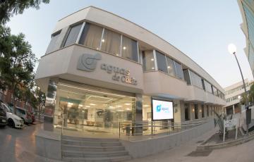 Se ha comenzado a instalar dos caudalímetros cerca de los depósitos de agua situados en la Zona Franca