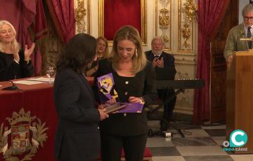 La presidenta de la Diputación de Cádiz, Almudena Martínez, entrega el premio a Miguel Ángel Caballero. 