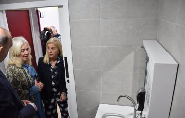 Mercedes Colombo y Eva Pajares visitaron las instalaciones del baño adaptado para personas ostomizadas del Hospital Puerta del Mar.