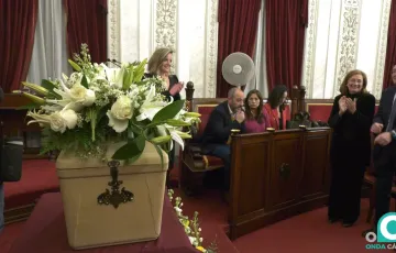 Los restos del afamado intelectual gaditano en su llegada al Ayuntamiento en febrero de 2024