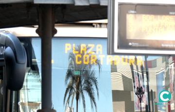 Uno de los autobuses urbanos de la ciudad de Cádiz estacionado en una de las paradas. 