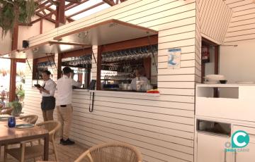 El chiringuito Tirabuzón, ubicado en la playa de Santa María del Mar, en pleno servicio de comida.