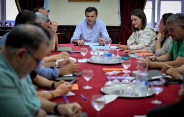 El alcalde de Cádiz, Bruno García, y la teniente de alcalde de Fiestas del Ayuntamiento, Beatriz Gandullo, han presidido el Consejo de Participación de COAC. 