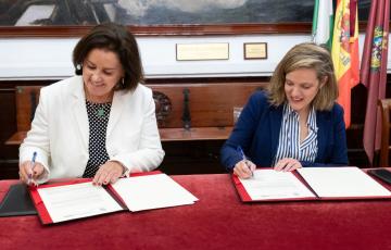 Paula Vilches, decana del Colegio Oficial de Arquitectos de Cádiz, y Maite González, teniente de alcalde de Cultura del Ayuntamiento de Cádiz, en la firma del convenio.