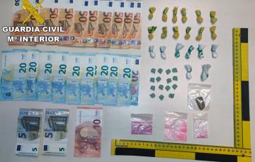 Droga y dinero intervenido a un joven en la playa de El Palmar en Vejer.