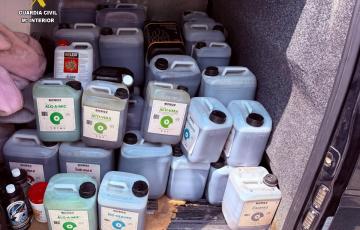 Garrafas de fertilizante halladas en un vehículo en el puerto de Tarifa.