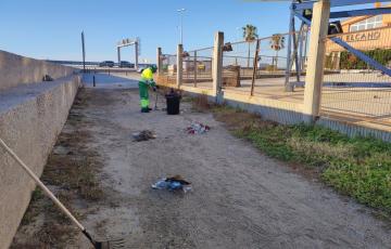 Un operario de la Autoridad Portuaria de la Bahía de Cádiz retirando basuras