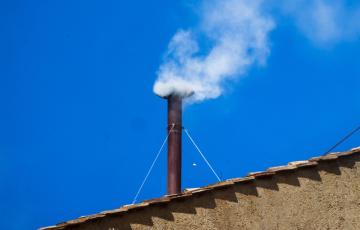 Fumata blanca en el segundo día del Cónclave en el Vaticano para elegir al Papa Francisco
