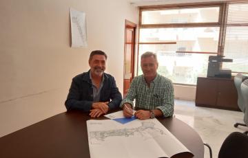 El presidente de Emasa Cádiz, José Manuel Verdulla con el nuevo responsable de la empresa municipal de movilidad