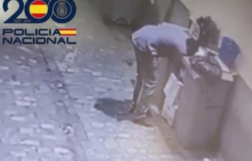 Los hechos investigados consisten en la quema intencionada de vehículos, motocicletas y diverso mobiliario urbano.