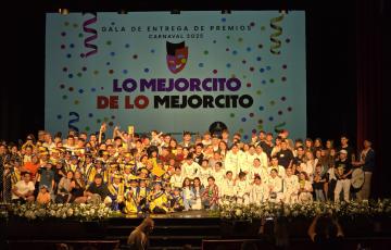 Todos los galardonados de la segunda edición de 'Lo Mejorcito de lo Mejorcito' posando en una foto de familia. 