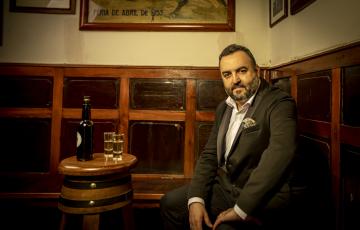 El artista en una imagen promocional 