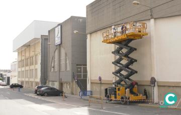 Operarios realizando trabajos de mejora en la fachada del Complejo Deportivo Ciudad de Cádiz. 