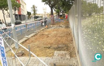 Las obras de mejora en el acerado han comenzado en la avenida Andalucía y en otras zonas de la ciudad. 