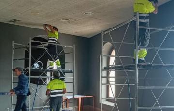 Operarios en las reformas del edificio