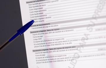 Una persona cumplimenta la declaración de la Renta.