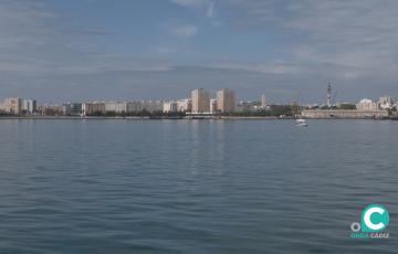 Una de las vistas de la ciudad de Cádiz desde el mar a bordo del Pura Vida.