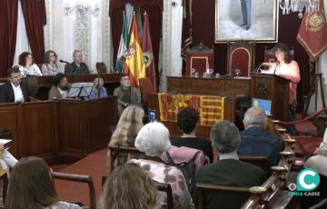 Mariela Quiñones, en su intervención en el inicio de la XV Ruta Quiñones en el Salón de Plenos del Ayuntamiento de Cádiz. 