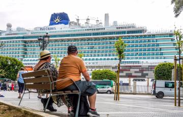 Turistas de un navio anclado en el puerto de Cádiz en una imagen de archivo