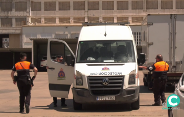 Miembros de protección civil acceden a su vehículo en una imagen de archivo