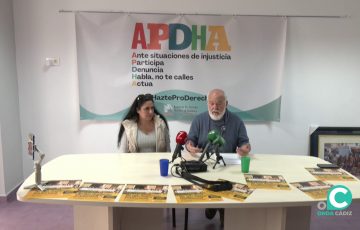Rafael Lara junto a Manzano durante la intervención ante los medios