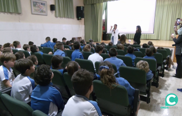 Una de las intervenciones ante los alumnos efectuado este martes