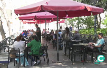 Terraza en una plaza de la capital gaditana