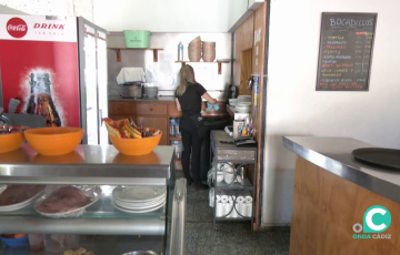 Una trabajadora de hostelería en un establecimiento de la capital gaditana