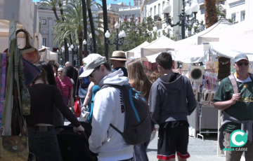 Turistas por la plaza de San Juan de Dios