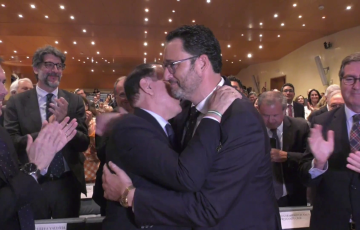 Aplausos de felicitación al nuevo cargo tras la votación