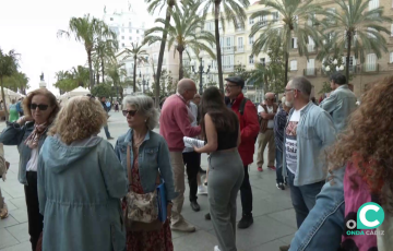 Un momento de la concentración vecinal en la plaza San Juan de Dios