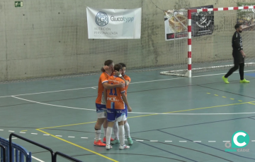 Jugadores locales celebran un tanto en el Pabellón del Casco Histórico