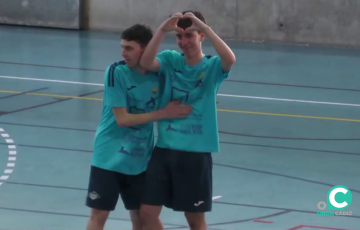 Jugadores gaditanos celebran un gol obtenido en un encuentro en el pabellón del Casco Histórico