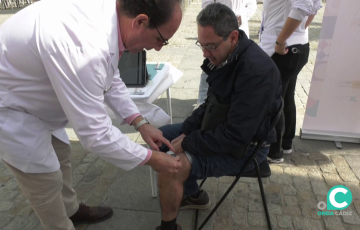 Un facultativo explora a uno de los participantes de la jornada en la plaza de la Catedral