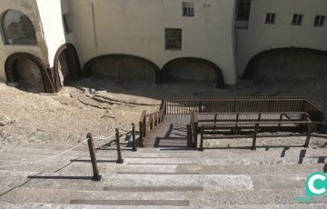 Detalle de las gradas del monumento en el barrio del Pópulo