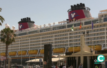 Vista del llamativo navio desde el muelle gaditano
