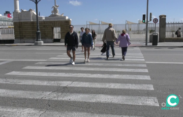 Peatones cruzan un paso cebra en la avenida del Puerto