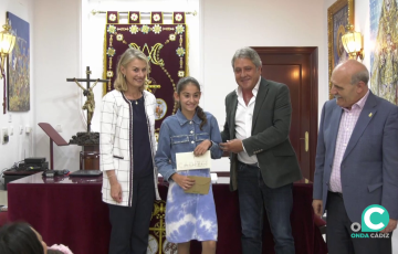 Una de las galardonadas recoge su distinción