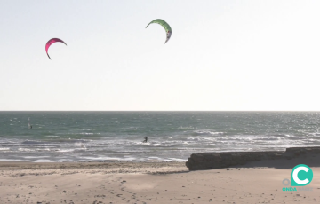 Las imágenes más vistosas se suceden en el litoral más proximo gracias a los inmejorables estados de viento y mar