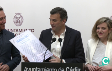 Bruno Garcia muestra el peculiar obsequio que ha anunciado colocará en su despacho