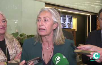 Hernández atiende a los medios de comunicación 